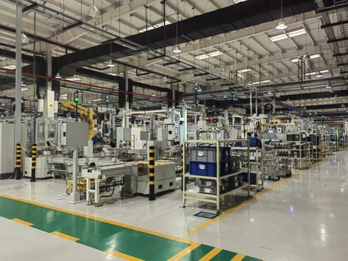 自動物流車來回穿梭,機(jī)器人自動上下物料,嘉定智能工廠未來感十足